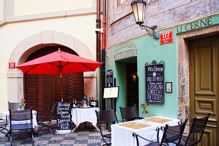Charming Small Bistro Patio Design Inspirations